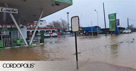 La Lluvia Amenaza Con Desbordar Un Arroyo Cerca De Unas Viviendas Entre