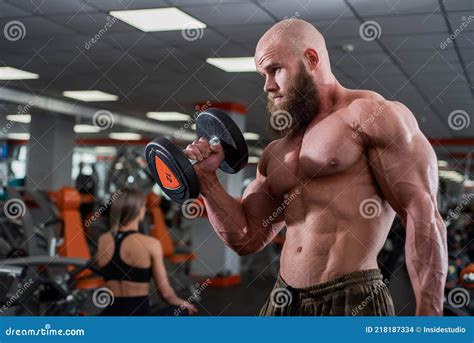 Brutal Calva Muscular Con Un Atleta De Barba En El Gimnasio Levanta