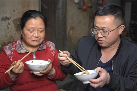 远嫁贵州的女儿在娘家，丈母娘不要女婿夹菜，看女婿如何待丈母娘凤凰网视频凤凰网