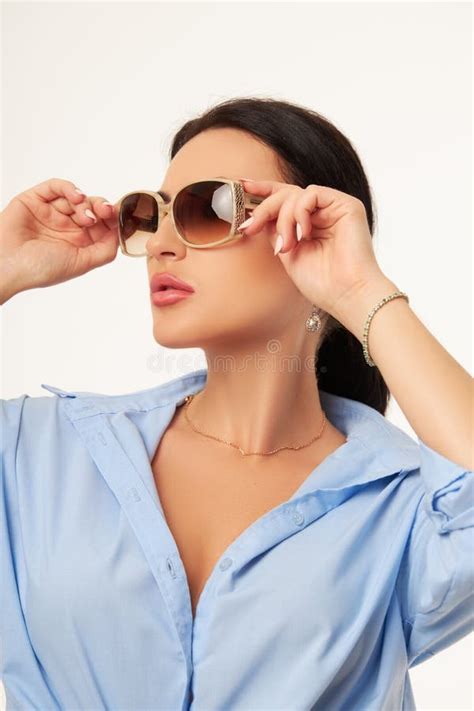 Publicidad De ópticas Y Lentes Posibles Y Modernas Bella Mujer Con