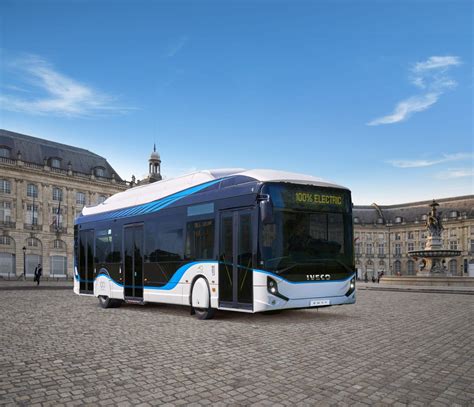 Iveco Bus entrega cinco buses eléctricos a Sevilla CARRIL BUS