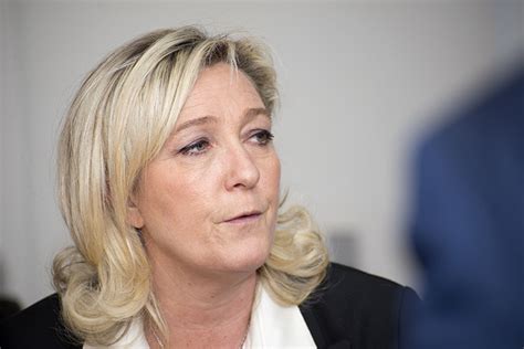 Charlie Hebdo Marine Le Pen propose un référendum sur la peine de