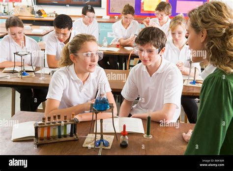 Los Estudiantes Realizar Experimentos Científicos En El Aula Fotografía