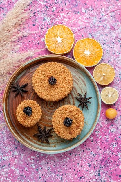 Vista Superior De Peque Os Pasteles Deliciosos Con Rodajas De Naranja