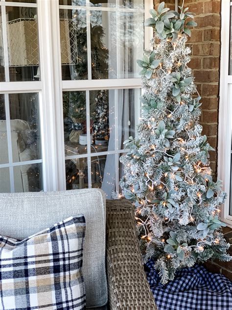 Neutral Christmas Decor On The Porch For Warm And Cozy Vibes