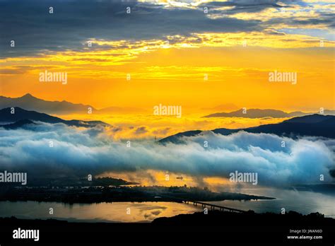 Seoraksan Mountains Is Covered By Morning Fog And Sunrise In Seoul