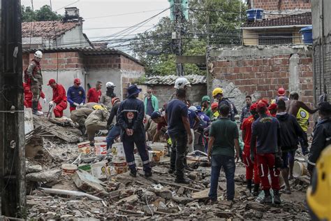 Al Menos Muertos Tras Derrumbe De Edificio En Brasil