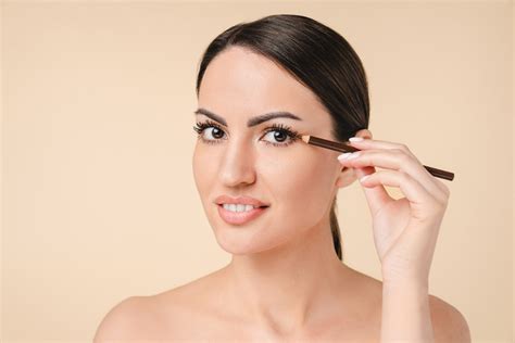 Come Creare Un Trucco Perfetto Usando Solo La Matita Occhi