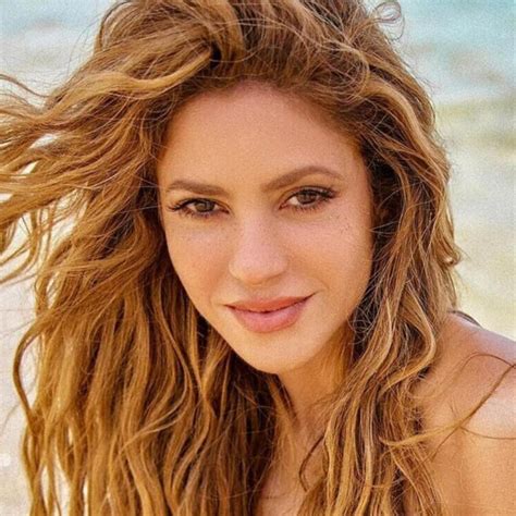 Shakira Regresa A La Moda De Los 2000s Con Look De Mezclilla