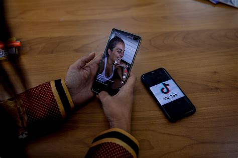 Bruselas Proh Be El Uso De Tiktok A Los M Viles De Su Personal Por