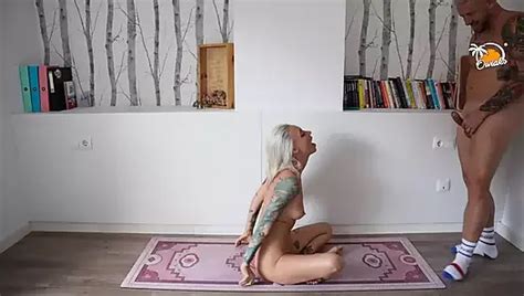 A meztelen jóga MILF oktatóval rosszul végződik xHamster