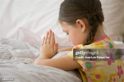 Caucasian Girl Kneeling By Bed Praying Foto De Stock Getty Images