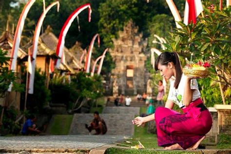 Memahami Makna Banten Sesajen Sarana Upacara Umat Hindu Pia Agung Bali