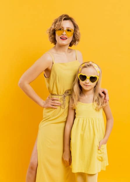 Vue De Face Mère Et Fille Avec Des Lunettes De Soleil Photo Gratuite