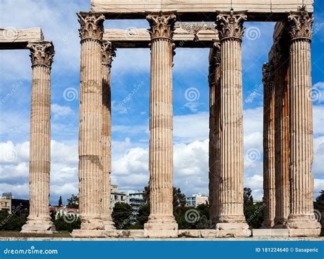 Templo De Olympian Zeus Y Acropolis Hill Athens Foto De Archivo