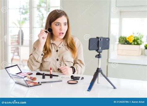 Bella Joven Influenciante Mujer Grabando Hace Un Video Tutorial