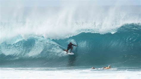 Surfing Legend Kelly Slater Plans World S Largest Man Made Wave In