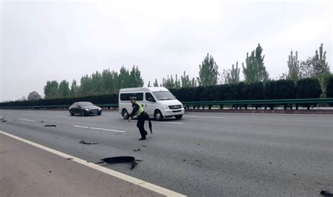 咸阳高速交警：公路惊现爆胎碎片 民警清理确保路畅 车辆