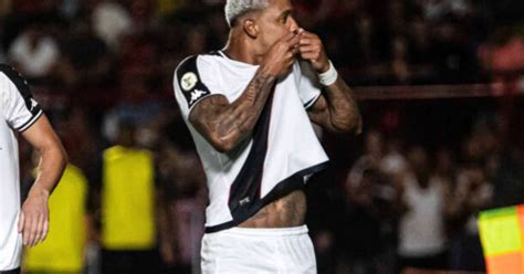 Atuações do Vasco contra o Atlético GO Vegetti perde pênalti mas