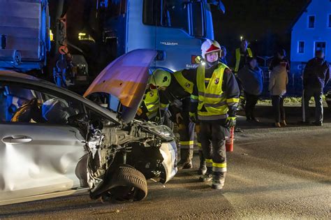 Freiwillige Feuerwehr Krems Donau Verkehrsunfall Im Gneixendorfer