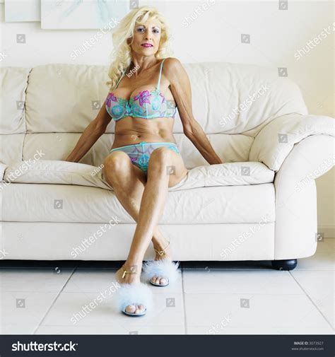 Tan Caucasion Blonde Middleaged Woman Seductively Foto Stock 3073927