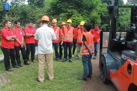 Training Operator Forklift Sertifikasi Kemnaker RI 4Life Training