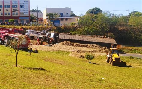 Caminhão bagaço de cana de açúcar tomba e interdita acesso à BR 153