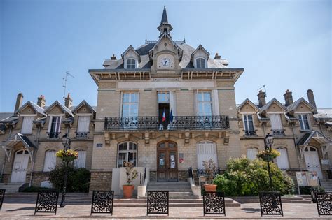 Ville De Cergy Mairie Annexe Du Village Fiche Globale Film France