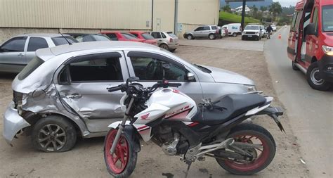 Câmera de segurança flagra grave acidente entre carro e moto em Dona Emma