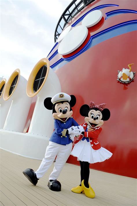 CAPTAIN MICKEY MOUSE AND FIRST MATE MINNIE MOUSE ON THE DISNEY DREAM ...