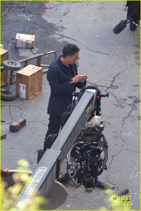 Mark Ruffalo Catches Phone Seemingly Falling from Sky on 'Avengers' Set ...