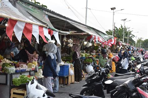 Setelah Di Relokasi Ke Sisi Barat Pedangang Pasar Larangan Candi Merasa