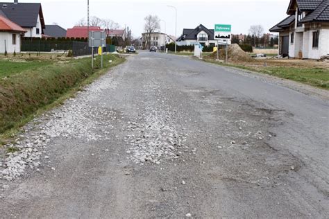 Gmina naprawi zniszczoną drogę w Dąbrowie Oleśnickiej olesnicainfo pl