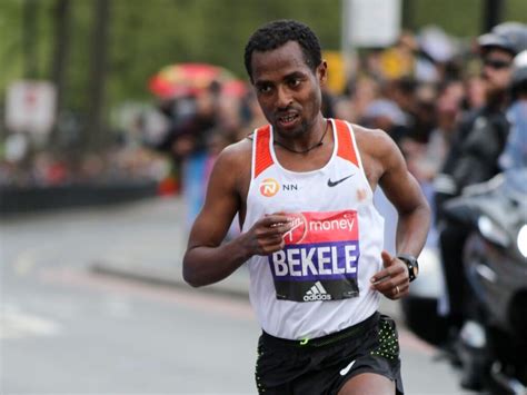 Bekele y Cheptegei con las espadas en alto antes de la Maratón de Valencia