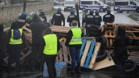 Gilet Gialli Lacrimogeni E Scontri A Parigi Morta Una Donna In Moto