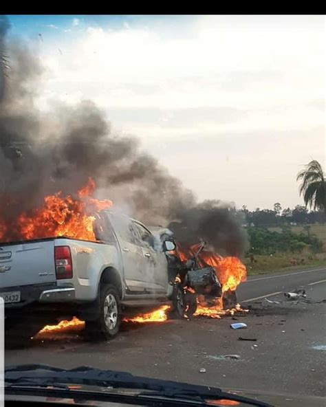 Caminhonete e carro pegam fogo após colisão frontal na BR 060 e uma