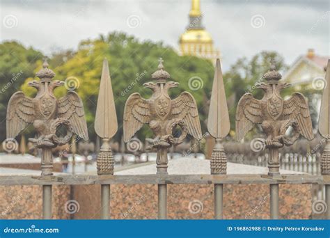 Трехглавый орел с мечом и скипетром символа силы царской России ...