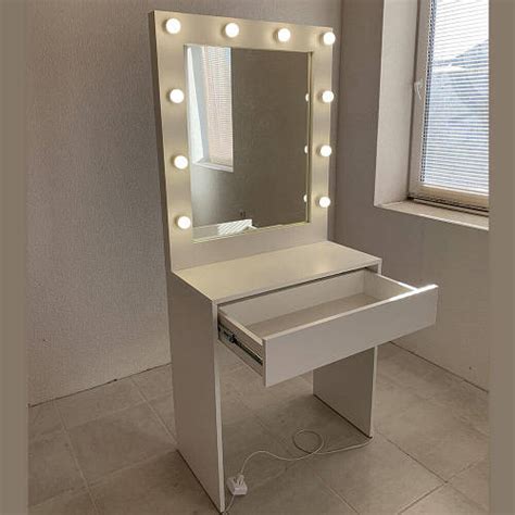 Гримерное зеркало с подсветкой, туалетный столик трюмо с лампочками ...