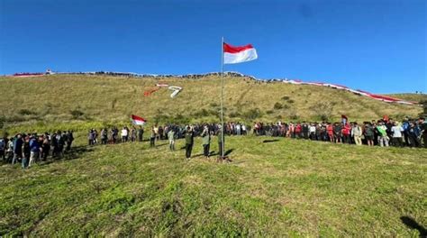 Bendera Sepanjang Meter Dikibarkan Di Puncak Gunung Penanggungan