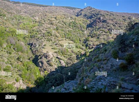 Paisaje del río Poqueira gorge valle alto Alpujarras Sierra Nevada