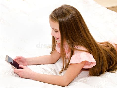 Crian A De Sorriso Bonito Da Menina Seu Smartphone Do Telefone