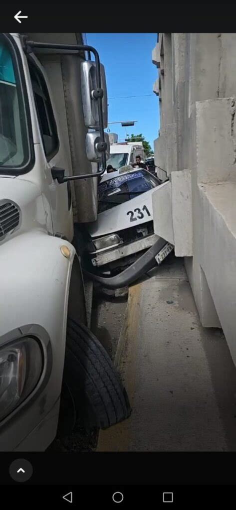 Taxista se salva de morir aplastado por camión de carga en Chilpancingo