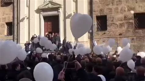 Palloncini Bianchi Lacrime E Musica Per L Ultimo Saluto A Dj Antonio