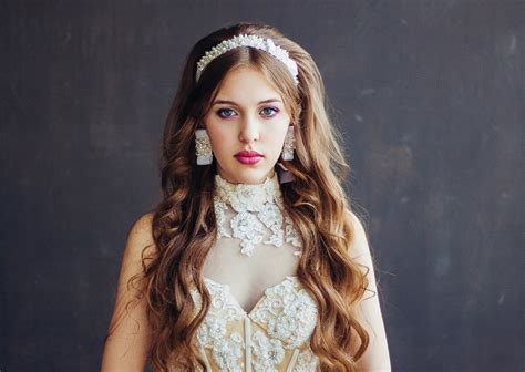 19 Wedding Hairstyles With Headbands For The Modern Bride