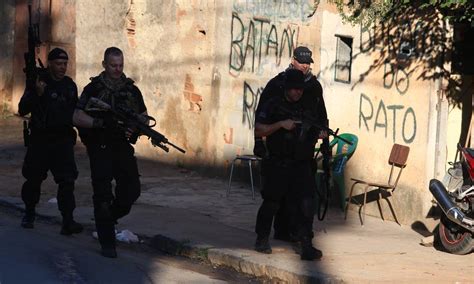 Polícia Faz Operação No Batan Em Realengo Para Prender Traficantes