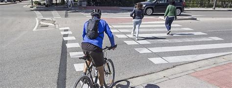 Cruzando Pasos Ciclistas Y Pasos De Peatones Burgos Con Bici