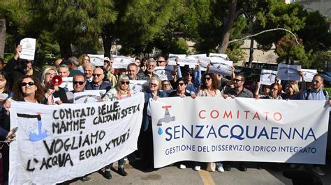 Emergenza Idrica La Protesta Dei Siciliani Di Fronte Alla Fontana