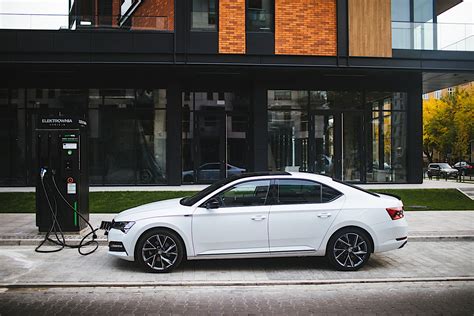 Hybrydy PHEV od Skody Czy warto kupić jakie są zalety takich aut