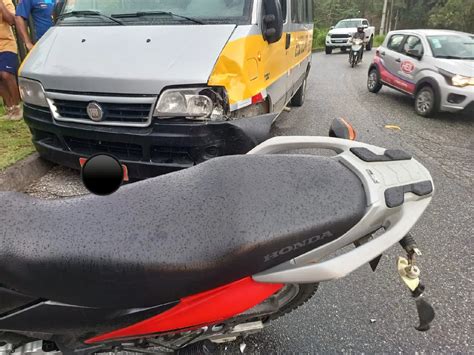 Urgente Colis O Frontal Entre Moto E Van Escolar Deixa Ferido Grave