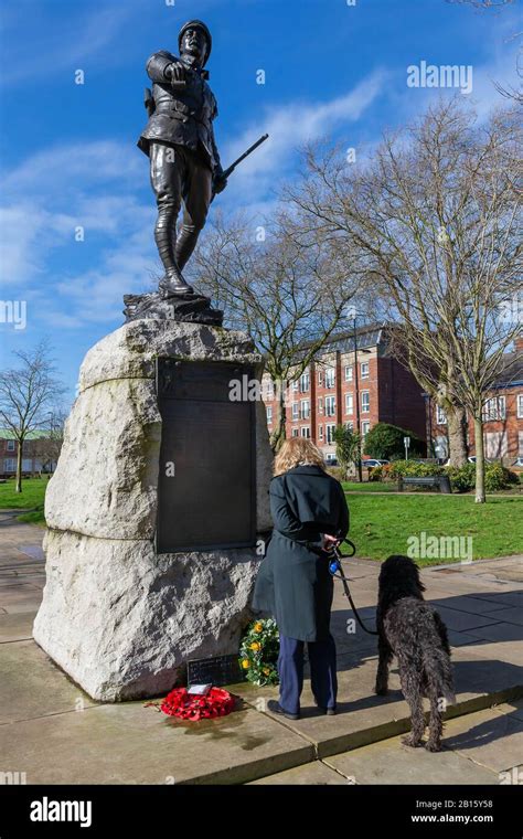 Warrington Uk 23rd Feb 2020 Lady In Black Coat With Her Dog Reads